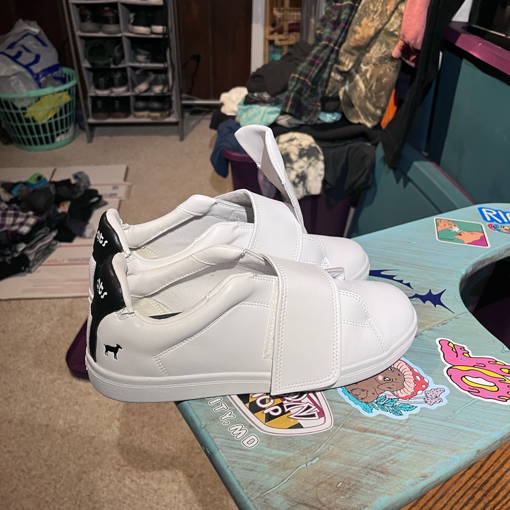 Men’s size 8 Goat shoes white leather in great condition